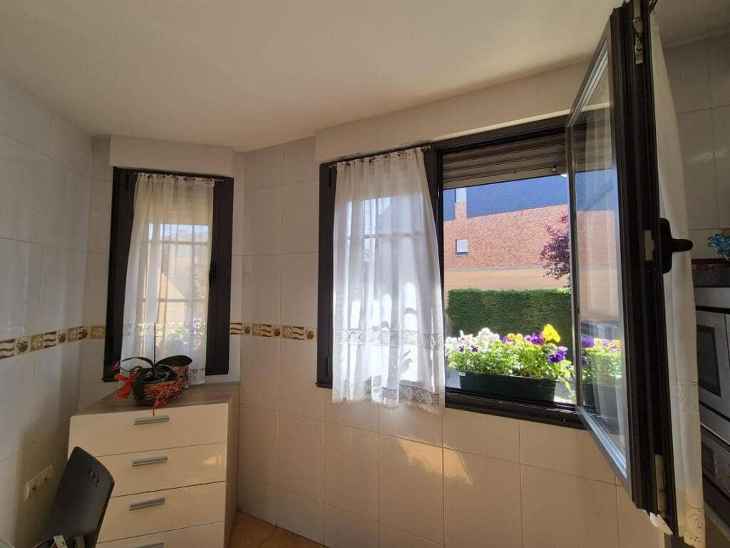 4 slaapkamer Rijtjeshuis te koop in San Andres del Rabanedo met garage - € 332.000 (Ref: 9344649)