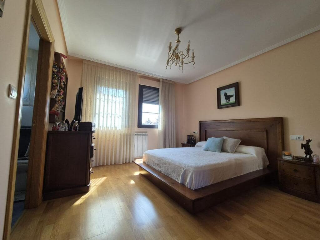 4 slaapkamer Rijtjeshuis te koop in San Andres del Rabanedo met garage - € 332.000 (Ref: 9344649)