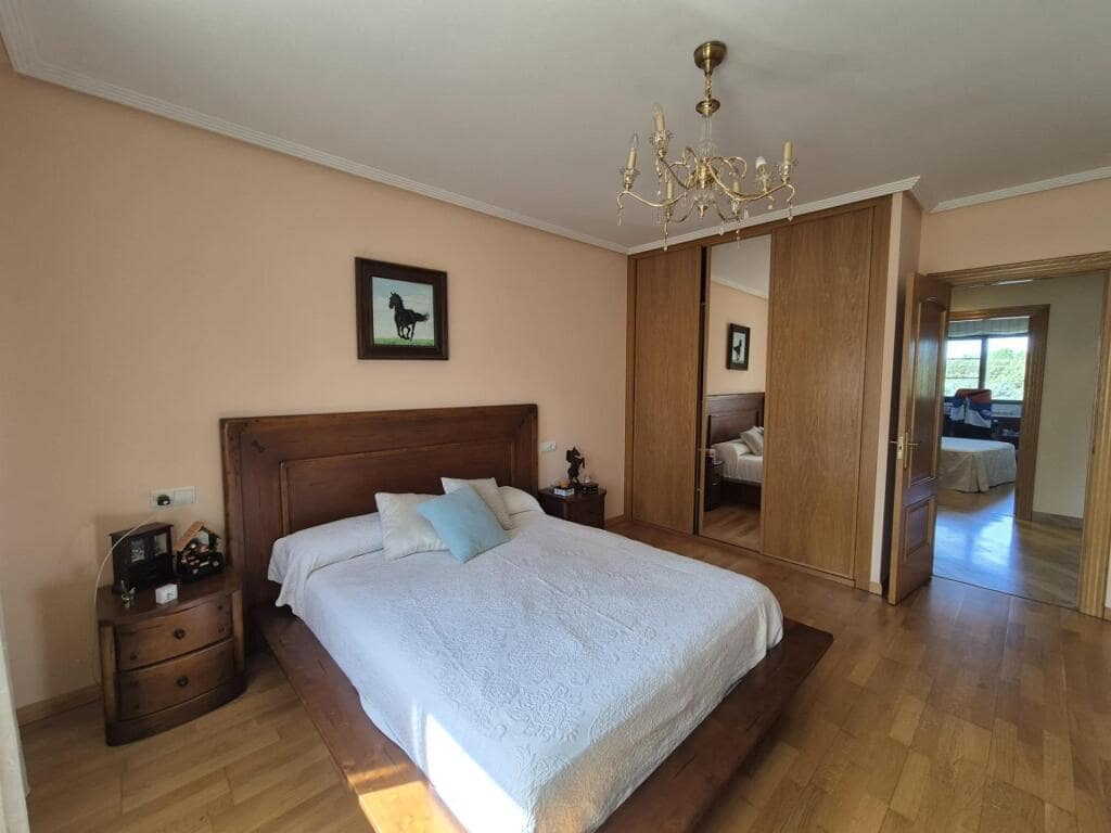 4 slaapkamer Rijtjeshuis te koop in San Andres del Rabanedo met garage - € 332.000 (Ref: 9344649)