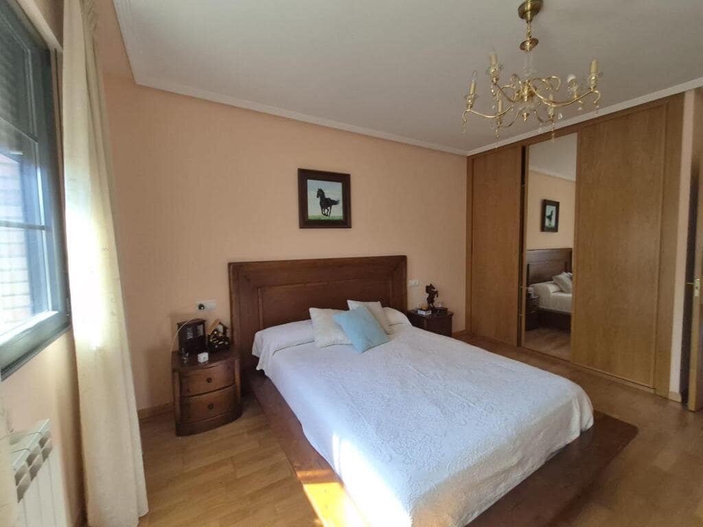 4 slaapkamer Rijtjeshuis te koop in San Andres del Rabanedo met garage - € 332.000 (Ref: 9344649)