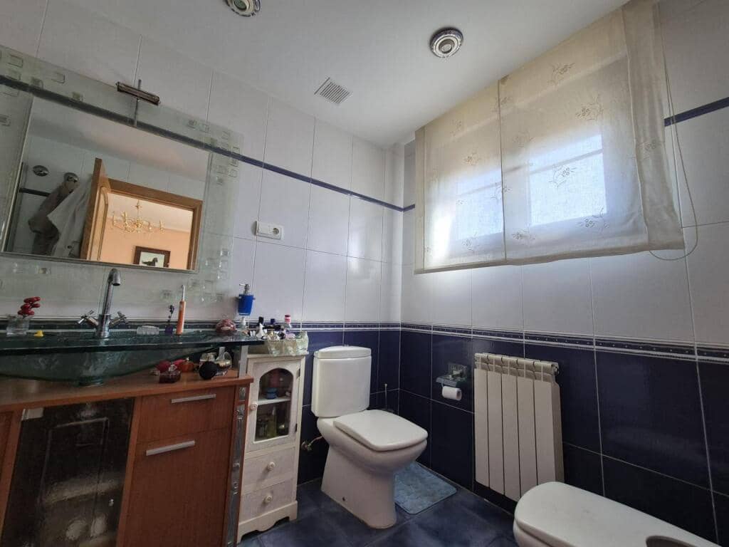 4 slaapkamer Rijtjeshuis te koop in San Andres del Rabanedo met garage - € 332.000 (Ref: 9344649)