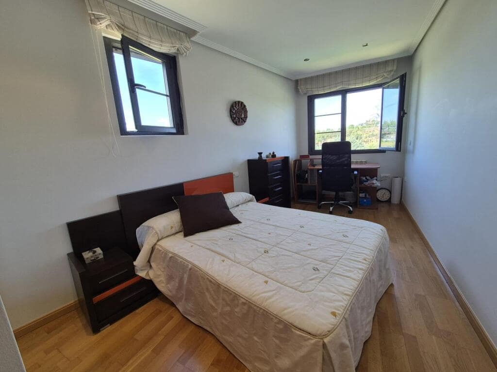 4 slaapkamer Rijtjeshuis te koop in San Andres del Rabanedo met garage - € 332.000 (Ref: 9344649)