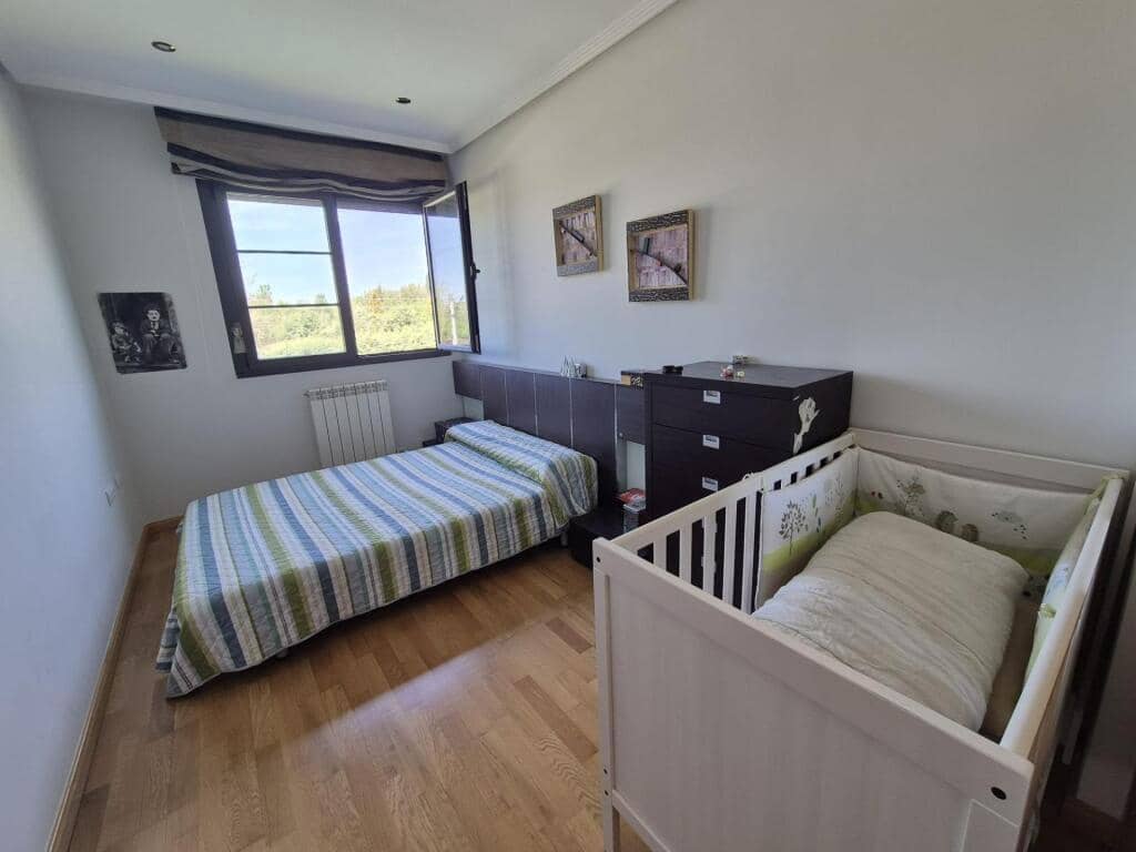 4 slaapkamer Rijtjeshuis te koop in San Andres del Rabanedo met garage - € 332.000 (Ref: 9344649)