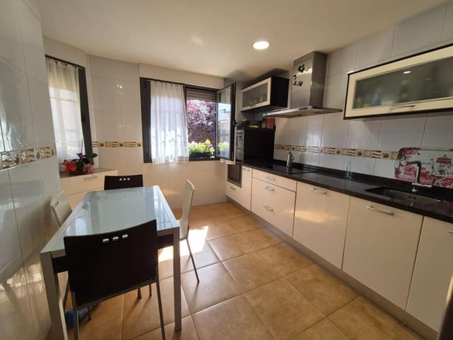 4 slaapkamer Rijtjeshuis te koop in San Andrés del Rabanedo met garage - € 332.000 (Ref: 9344649)