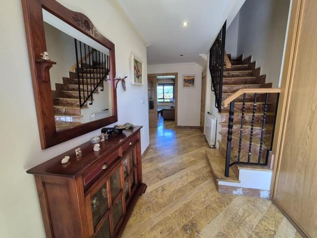 4 slaapkamer Rijtjeshuis te koop in San Andrés del Rabanedo met garage - € 332.000 (Ref: 9344649)