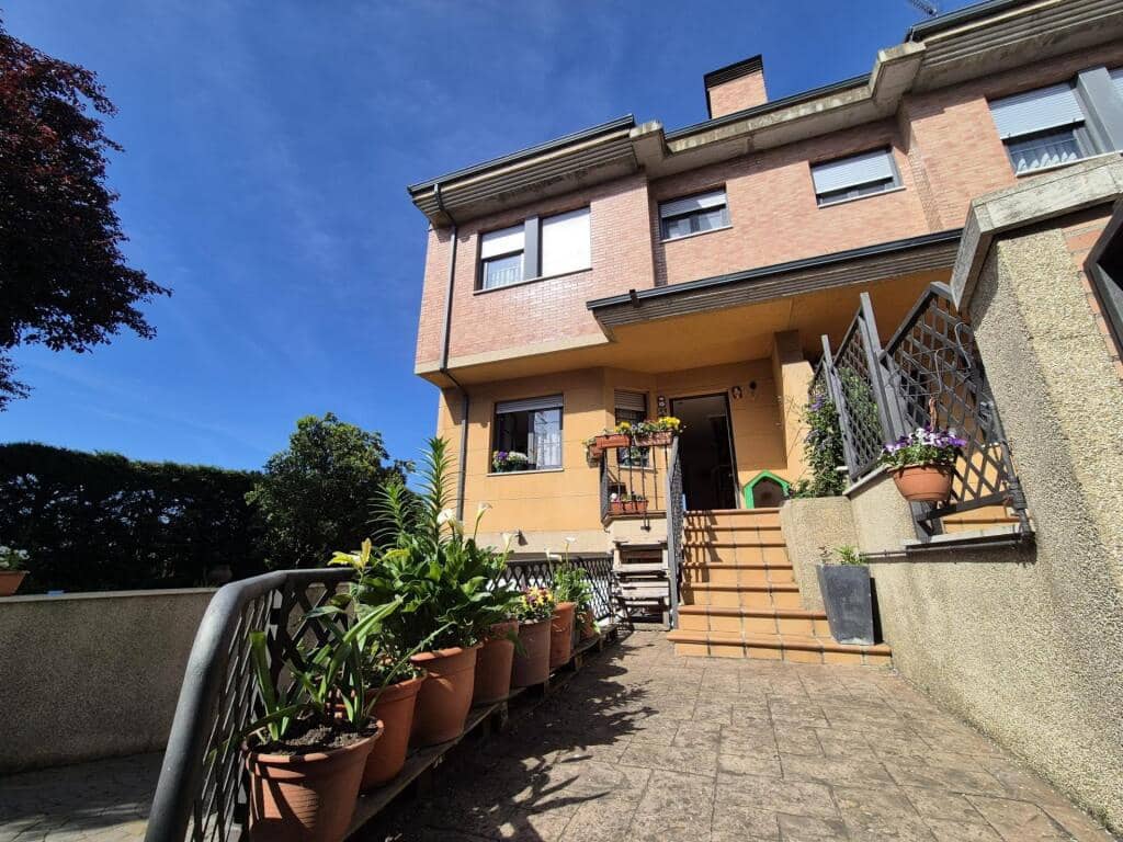 4 slaapkamer Rijtjeshuis te koop in San Andres del Rabanedo met garage - € 332.000 (Ref: 9344649)