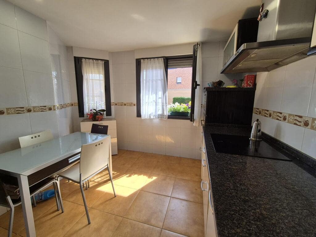4 slaapkamer Rijtjeshuis te koop in San Andres del Rabanedo met garage - € 332.000 (Ref: 9344649)