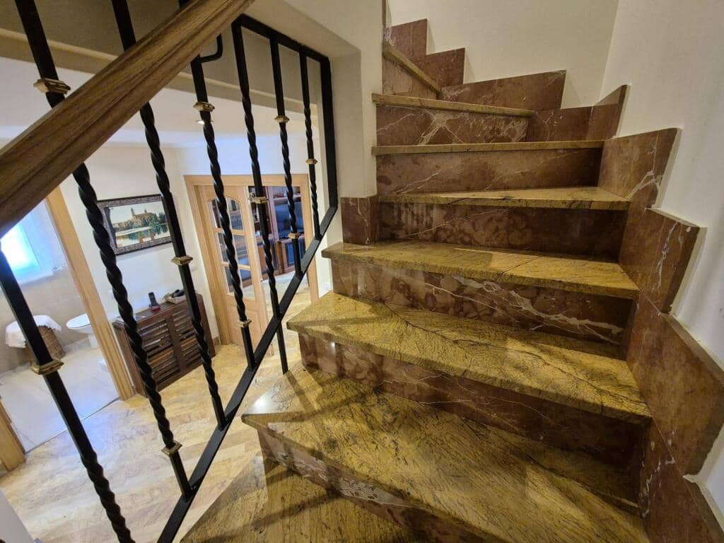 4 slaapkamer Rijtjeshuis te koop in San Andres del Rabanedo met garage - € 332.000 (Ref: 9344649)