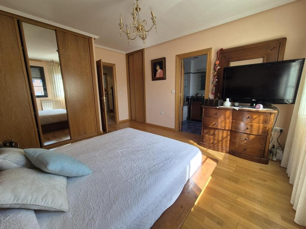 4 slaapkamer Rijtjeshuis te koop in San Andres del Rabanedo met garage - € 332.000 (Ref: 9344649)