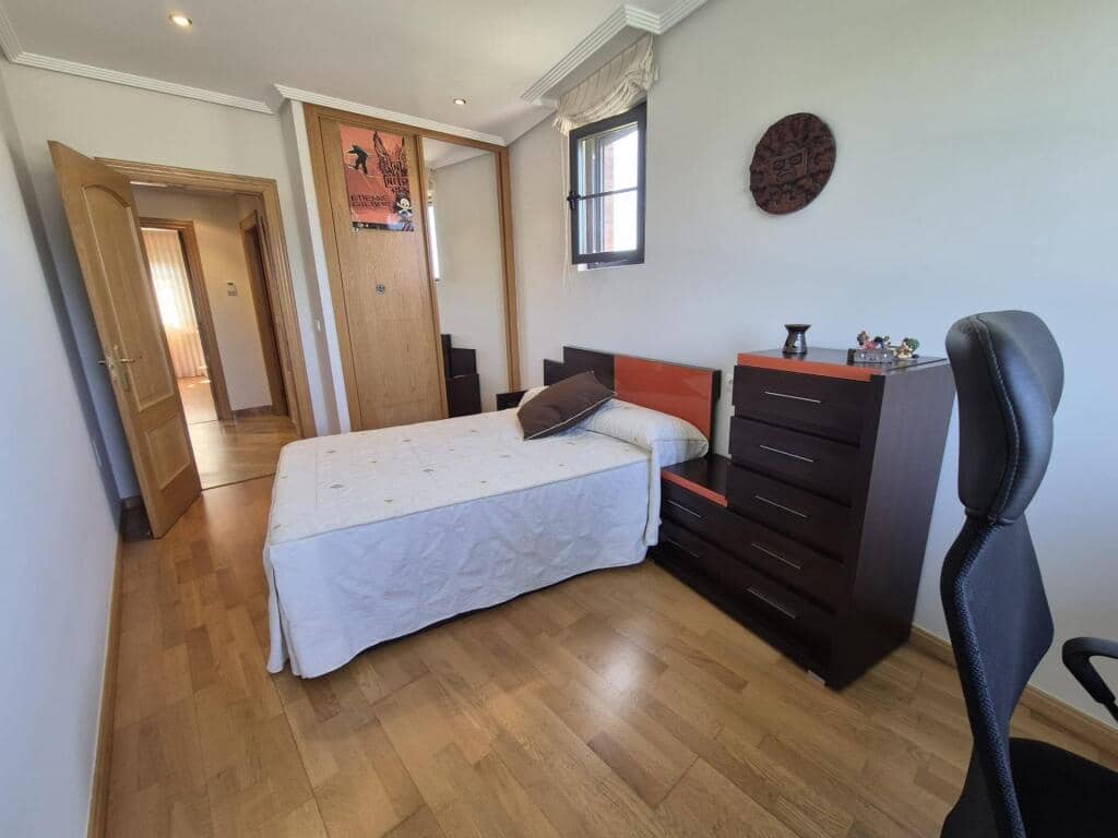 4 slaapkamer Rijtjeshuis te koop in San Andres del Rabanedo met garage - € 332.000 (Ref: 9344649)