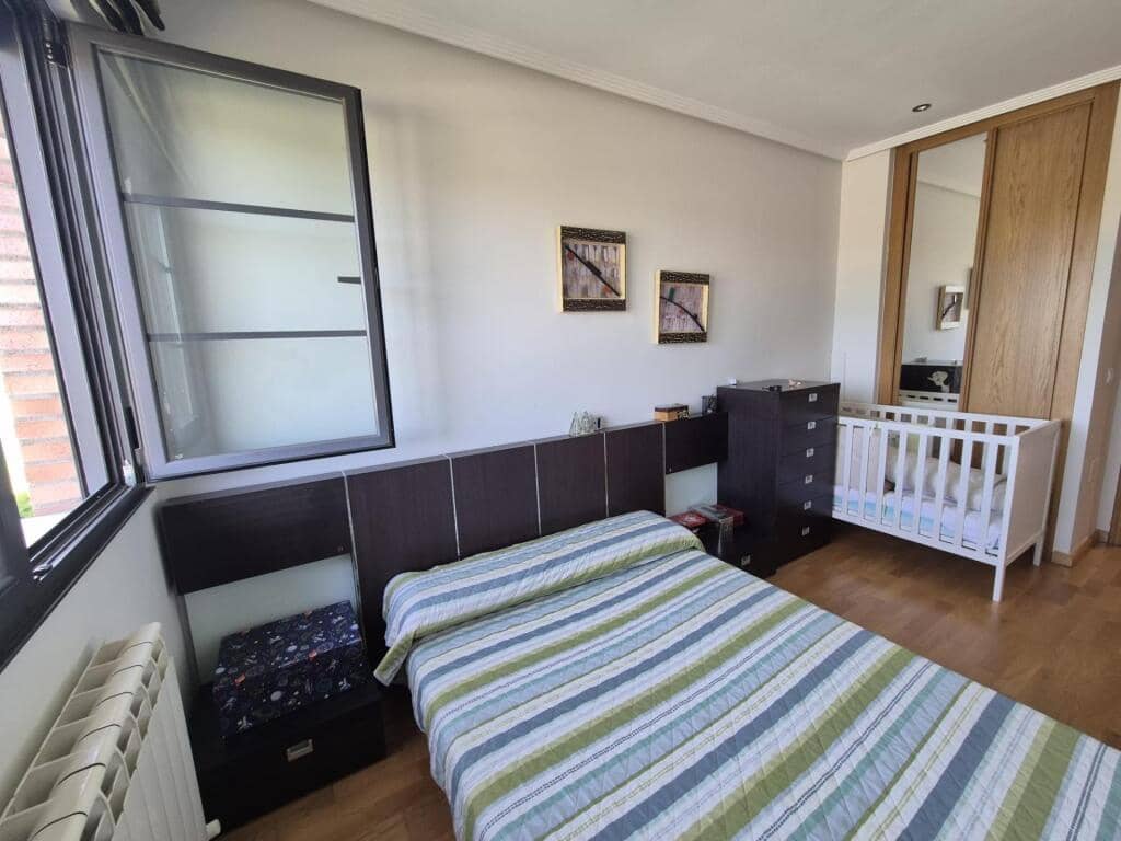 4 slaapkamer Rijtjeshuis te koop in San Andres del Rabanedo met garage - € 332.000 (Ref: 9344649)