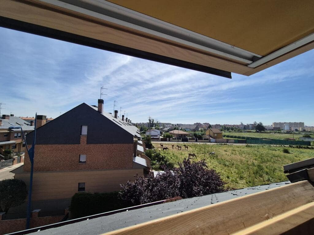 4 slaapkamer Rijtjeshuis te koop in San Andres del Rabanedo met garage - € 332.000 (Ref: 9344649)