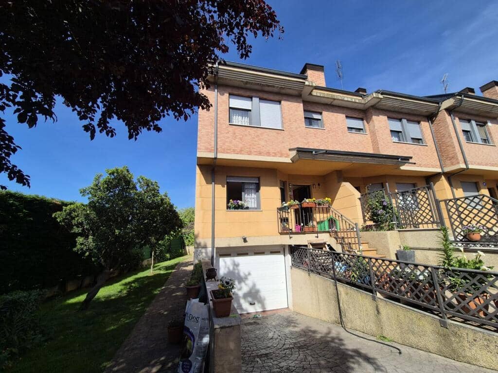 4 slaapkamer Rijtjeshuis te koop in San Andres del Rabanedo met garage - € 332.000 (Ref: 9344649)