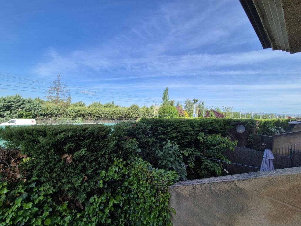 4 slaapkamer Rijtjeshuis te koop in San Andres del Rabanedo met garage - € 332.000 (Ref: 9344649)