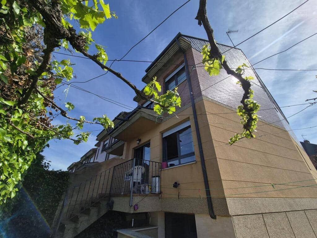 4 slaapkamer Rijtjeshuis te koop in San Andres del Rabanedo met garage - € 332.000 (Ref: 9344649)