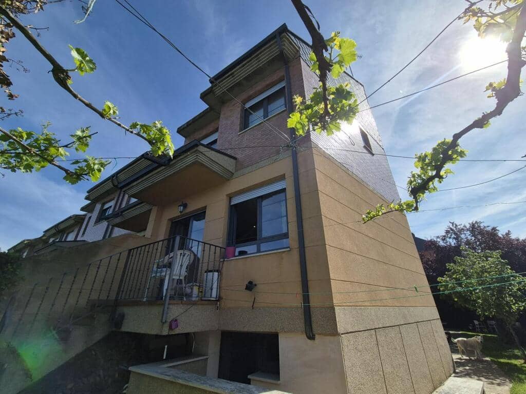 4 slaapkamer Rijtjeshuis te koop in San Andres del Rabanedo met garage - € 332.000 (Ref: 9344649)