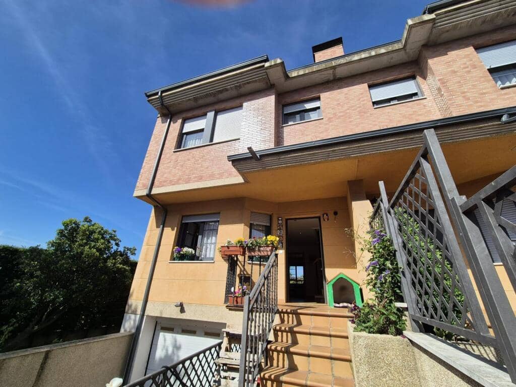 4 slaapkamer Rijtjeshuis te koop in San Andres del Rabanedo met garage - € 332.000 (Ref: 9344649)