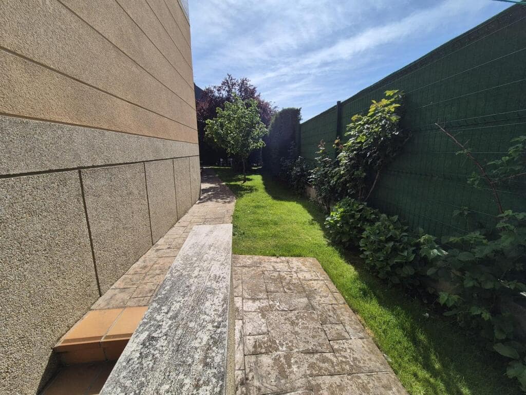 4 slaapkamer Rijtjeshuis te koop in San Andres del Rabanedo met garage - € 332.000 (Ref: 9344649)