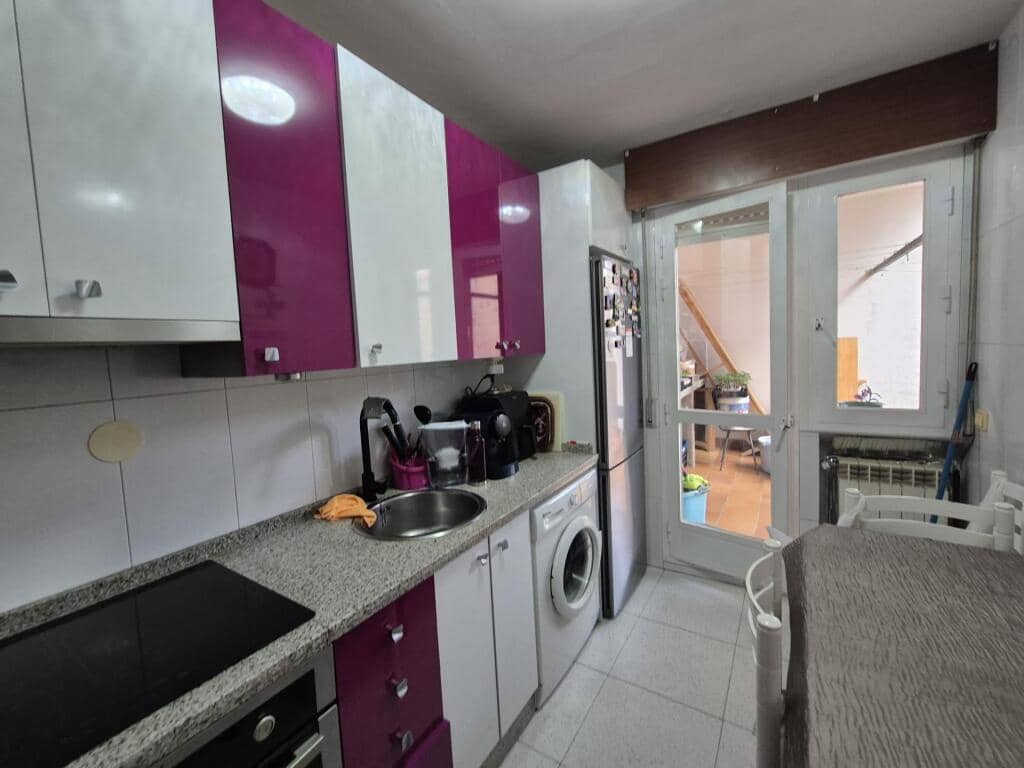 10 soveværelse Villa til salg i Leon by med garage - € 450.000 (Ref: 9344651)