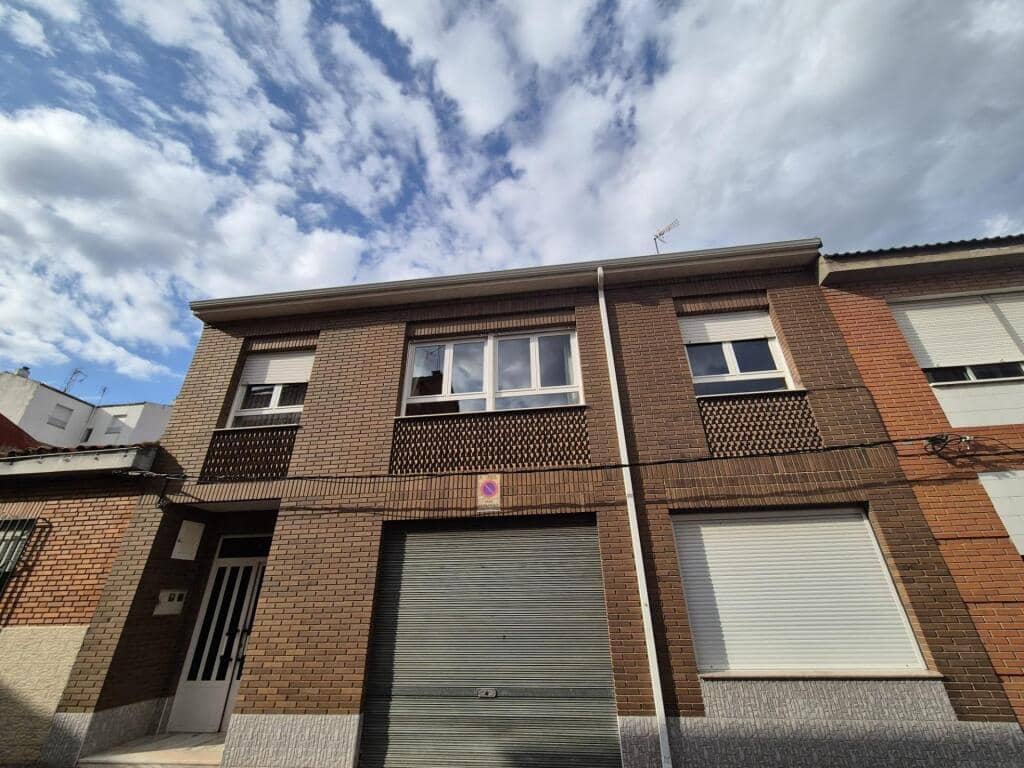 10 soveværelse Villa til salg i Leon by med garage - € 450.000 (Ref: 9344651)