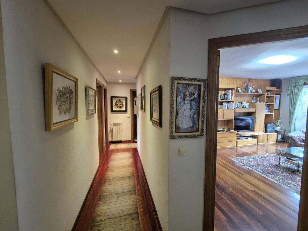 10 soveværelse Villa til salg i Leon by med garage - € 450.000 (Ref: 9344651)