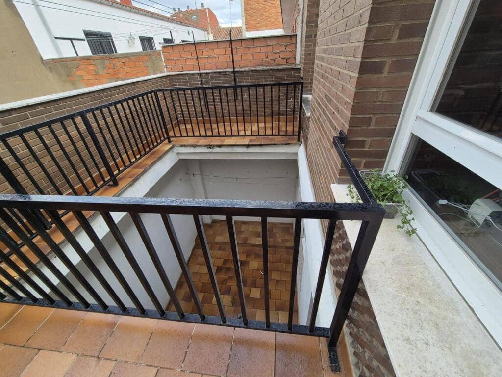 10 soveværelse Villa til salg i Leon by med garage - € 450.000 (Ref: 9344651)