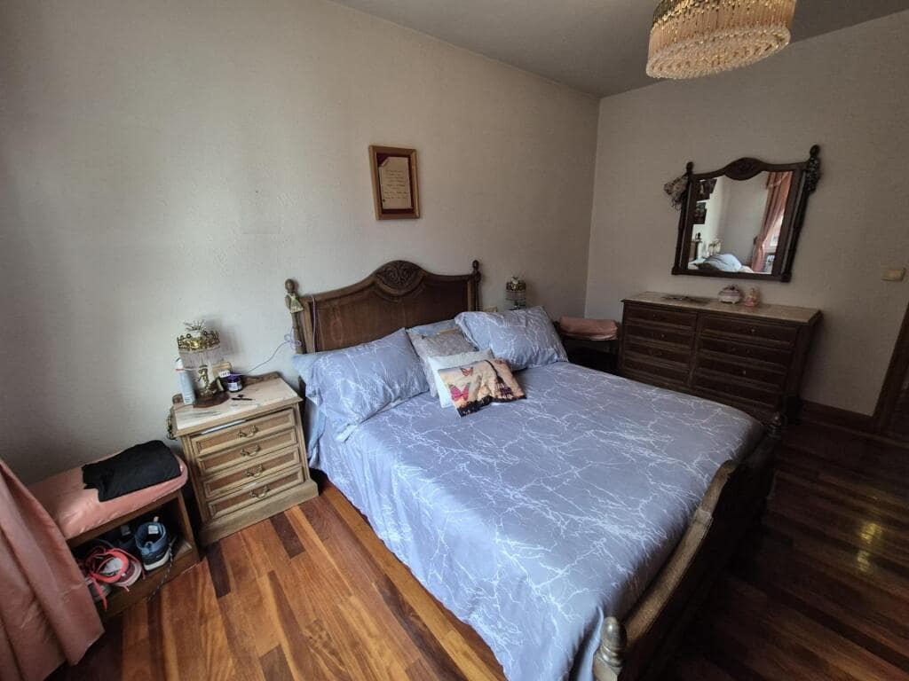 10 soveværelse Villa til salg i Leon by med garage - € 450.000 (Ref: 9344651)