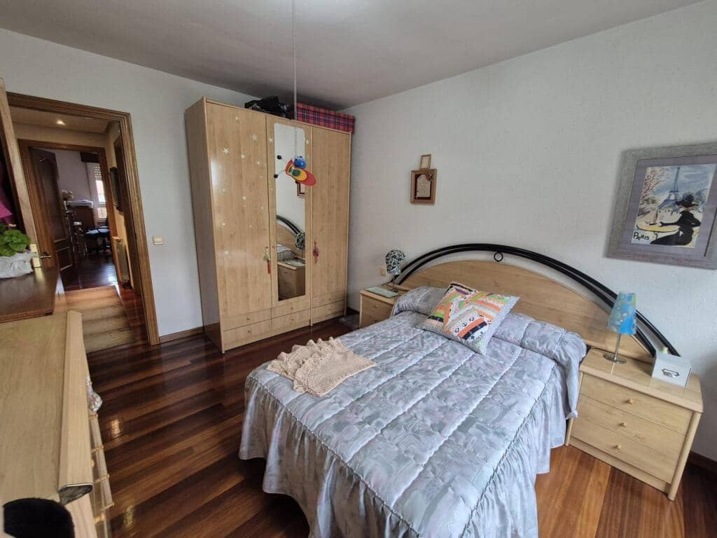 10 soveværelse Villa til salg i Leon by med garage - € 450.000 (Ref: 9344651)