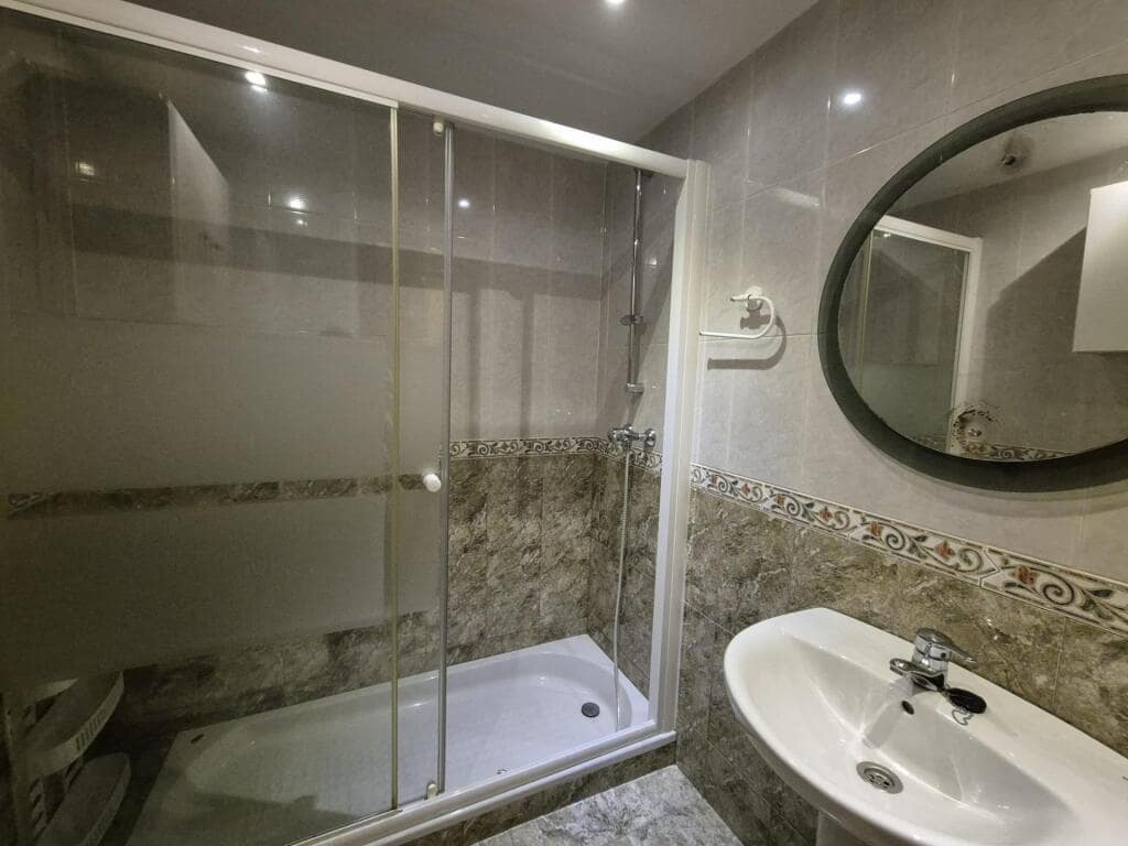 10 soveværelse Villa til salg i Leon by med garage - € 450.000 (Ref: 9344651)