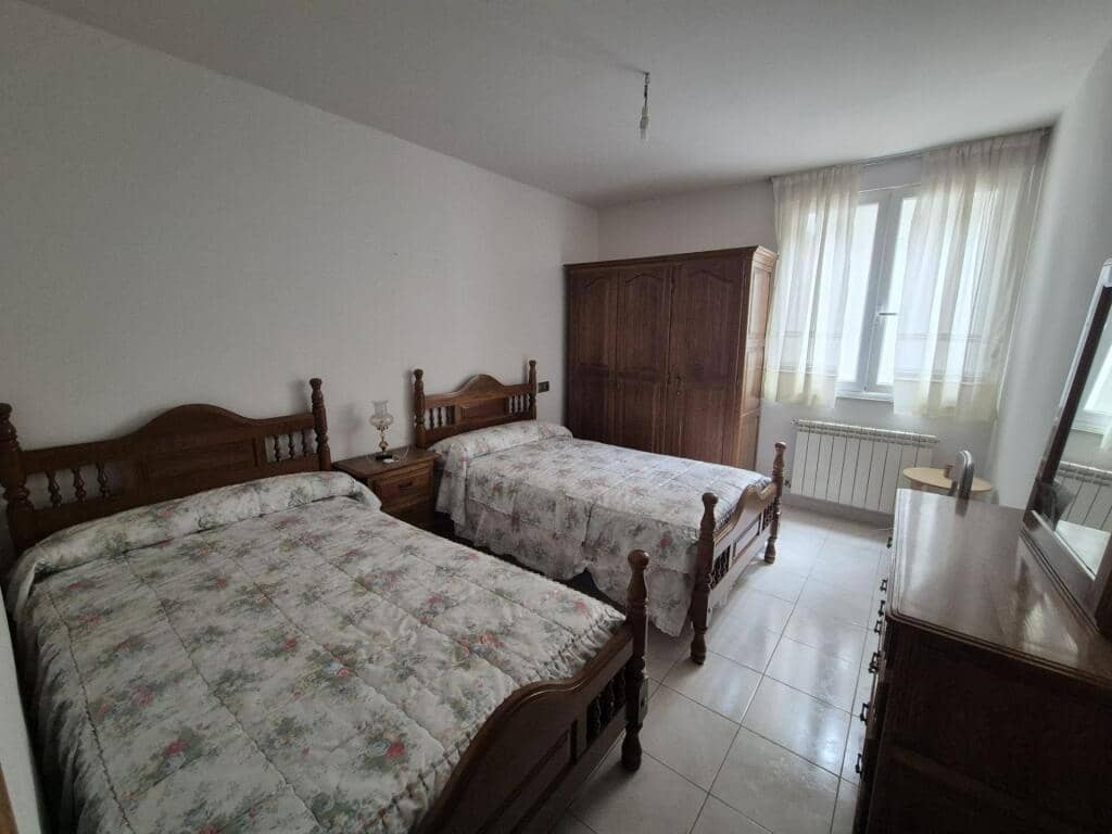 10 soveværelse Villa til salg i Leon by med garage - € 450.000 (Ref: 9344651)