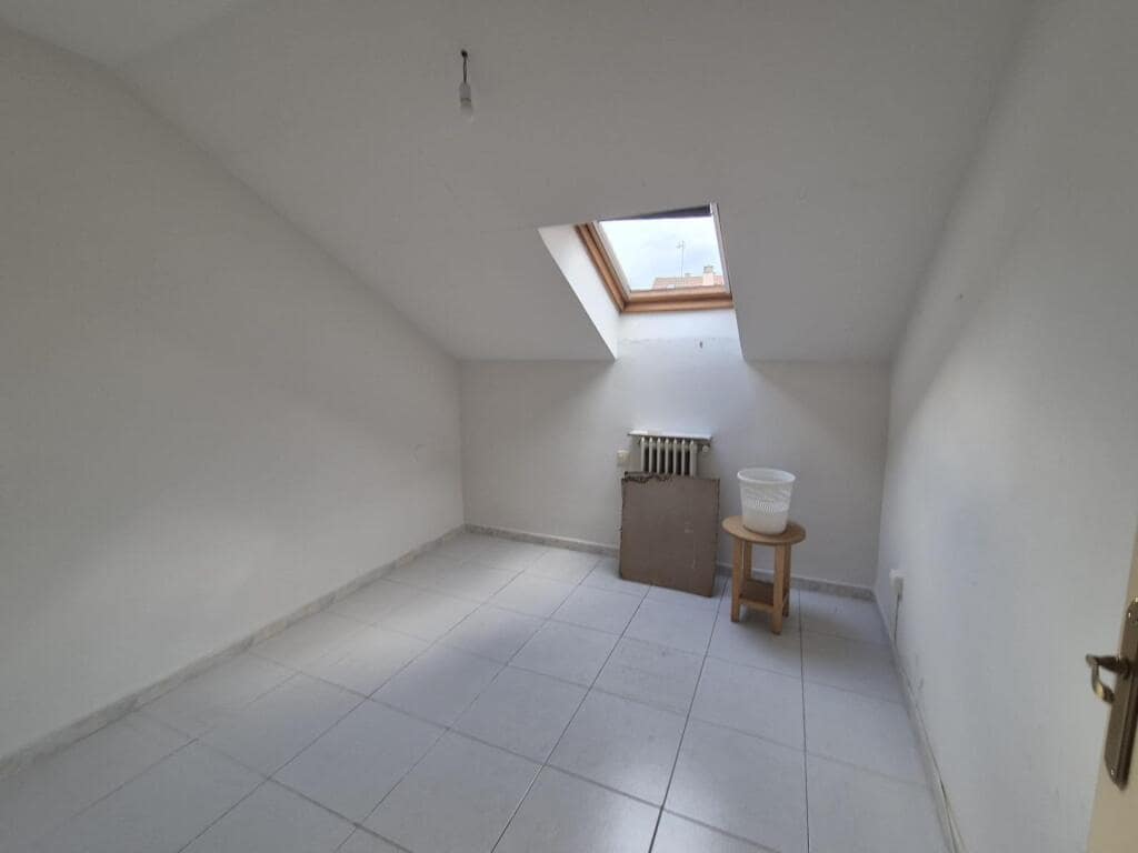 10 soveværelse Villa til salg i Leon by med garage - € 450.000 (Ref: 9344651)