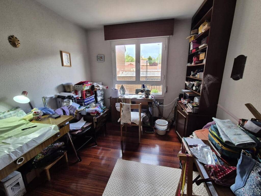 10 soveværelse Villa til salg i Leon by med garage - € 450.000 (Ref: 9344651)