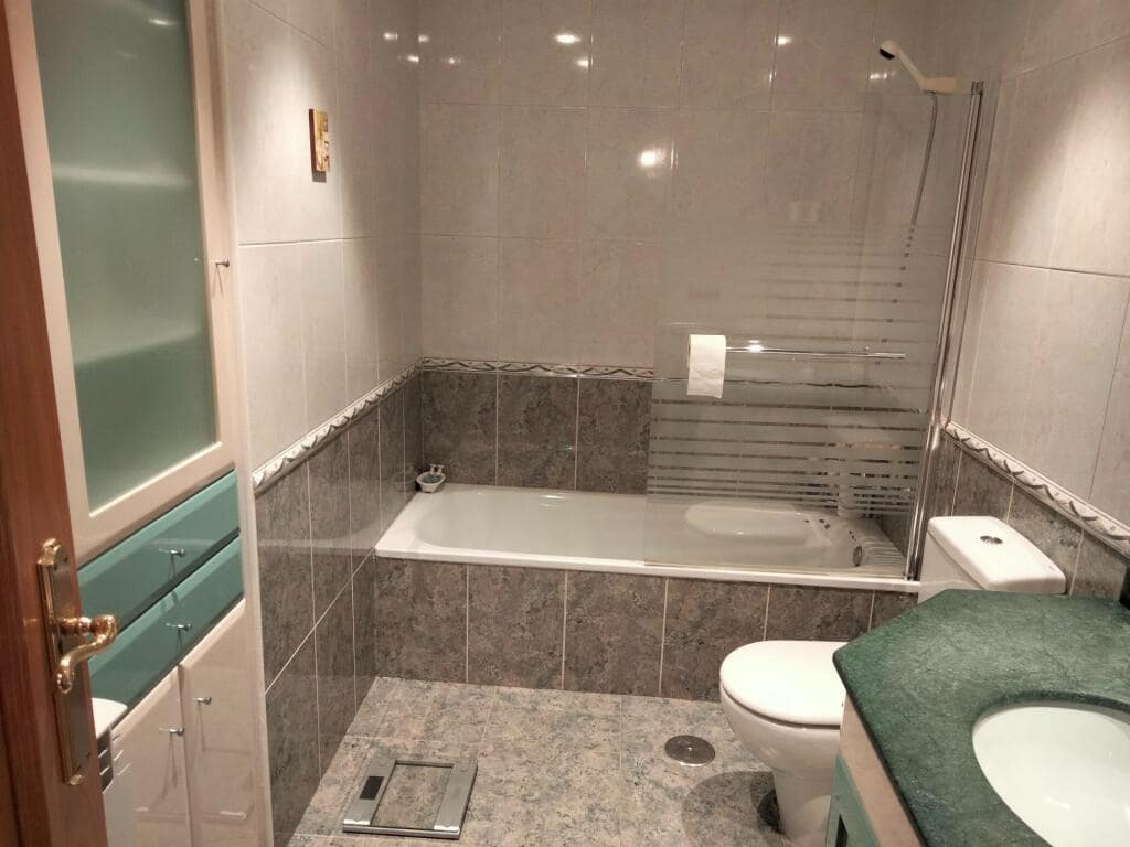 2 slaapkamer Rijtjeshuis te koop in Leon stad - € 185.000 (Ref: 9344652)