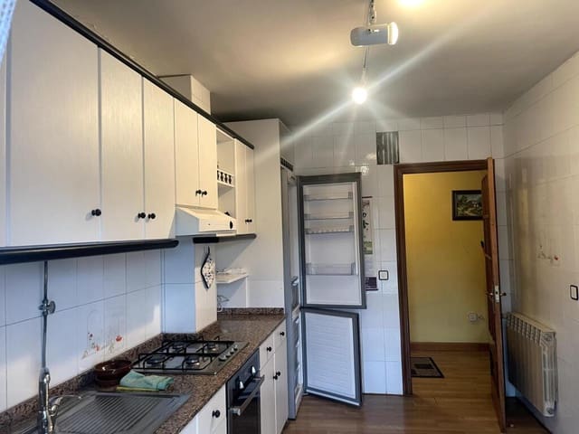 5 slaapkamer Rijtjeshuis te koop in Ponferrada met garage - € 250.000 (Ref: 9347129)