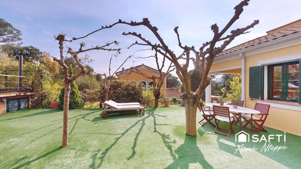 5 slaapkamer Villa te koop in Sant Julia de Ramis met zwembad garage - € 755.000 (Ref: 9349341)