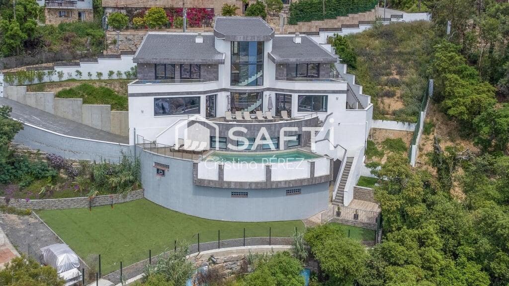 5 soverom Villa til salgs i Lloret de Mar med svømmebasseng garasje - € 1 400 000 (Ref: 9359371)