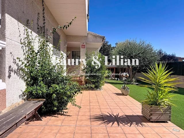 4 bedroom Villa for sale in Avinyonet de Puigventós with pool garage - € 480,000 (Ref: 9359378)