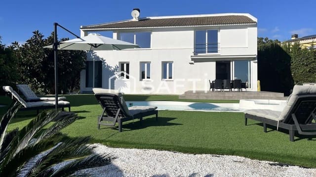 4 bedroom Villa for sale in Santa Susanna with garage - € 950,000 (Ref: 9378932)