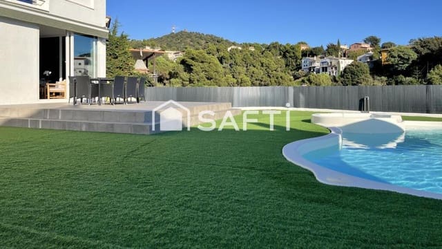 4 bedroom Villa for sale in Santa Susanna with garage - € 950,000 (Ref: 9378932)