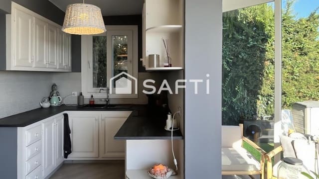 4 bedroom Villa for sale in Santa Susanna with garage - € 950,000 (Ref: 9378932)