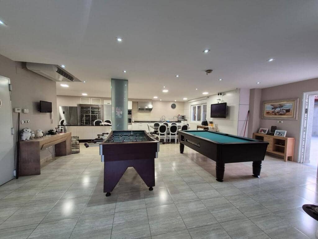 4 soveværelse Villa til salg i Arteixo med swimmingpool garage - € 1.400.000 (Ref: 9387800)