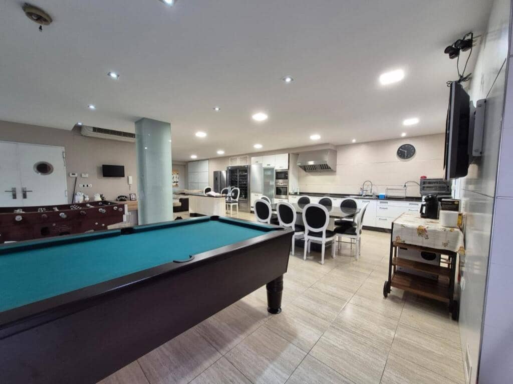 4 soveværelse Villa til salg i Arteixo med swimmingpool garage - € 1.400.000 (Ref: 9387800)