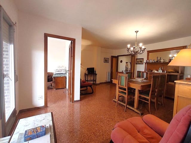 4 bedroom Apartment for sale in Huesca city - € 200,000 (Ref: 9390497)