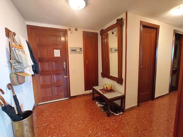 4 bedroom Apartment for sale in Huesca city - € 200,000 (Ref: 9390497)