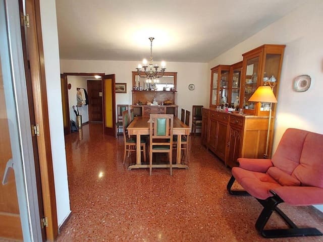 4 bedroom Apartment for sale in Huesca city - € 200,000 (Ref: 9390497)