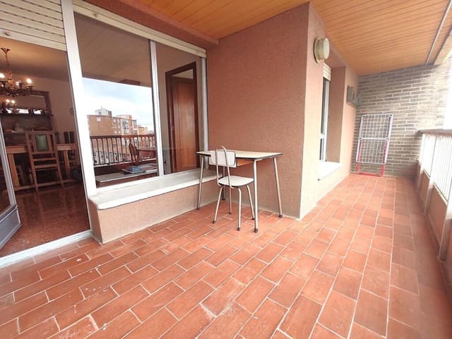 4 bedroom Apartment for sale in Huesca city - € 200,000 (Ref: 9390497)