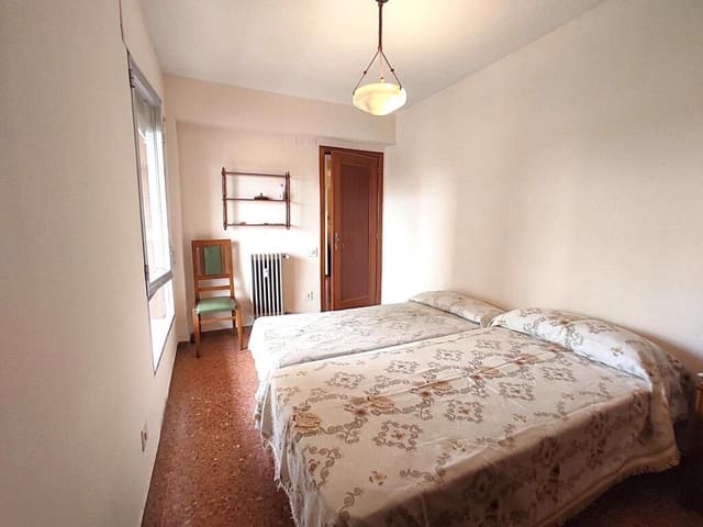 4 bedroom Apartment for sale in Huesca city - € 200,000 (Ref: 9390497)