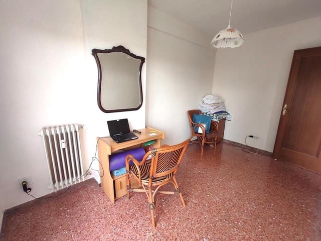 4 bedroom Apartment for sale in Huesca city - € 200,000 (Ref: 9390497)