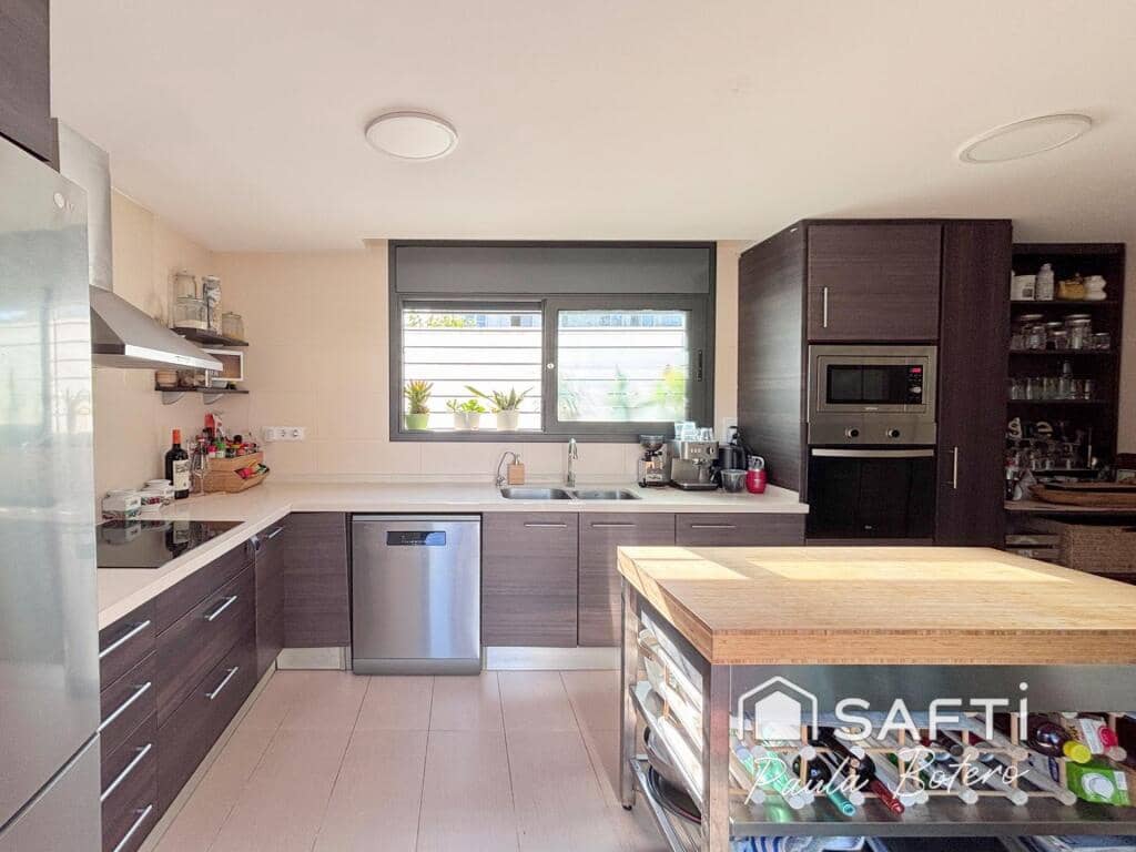 4 makuuhuone Huvila myytävänä paikassa Sant Pere de Ribes mukana uima-altaan 
autotalli - 750 000 € (Ref: 9395891)