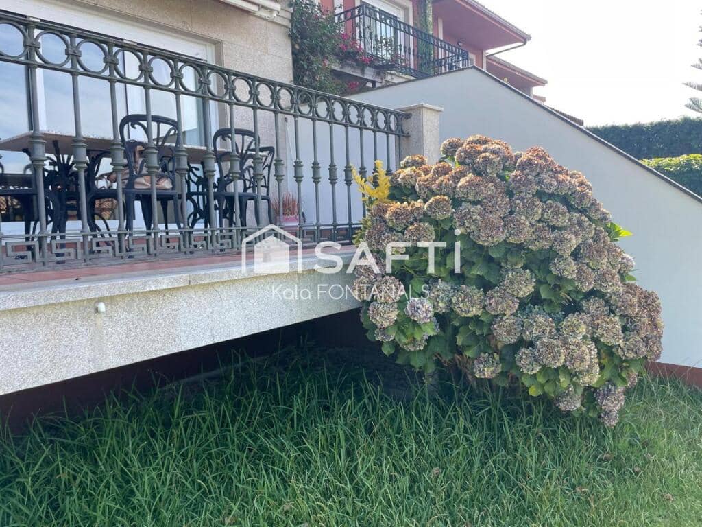 4 soverom Rekkehus til salgs i Sanxenxo med svømmebasseng garasje - € 520 000 (Ref: 9398362)